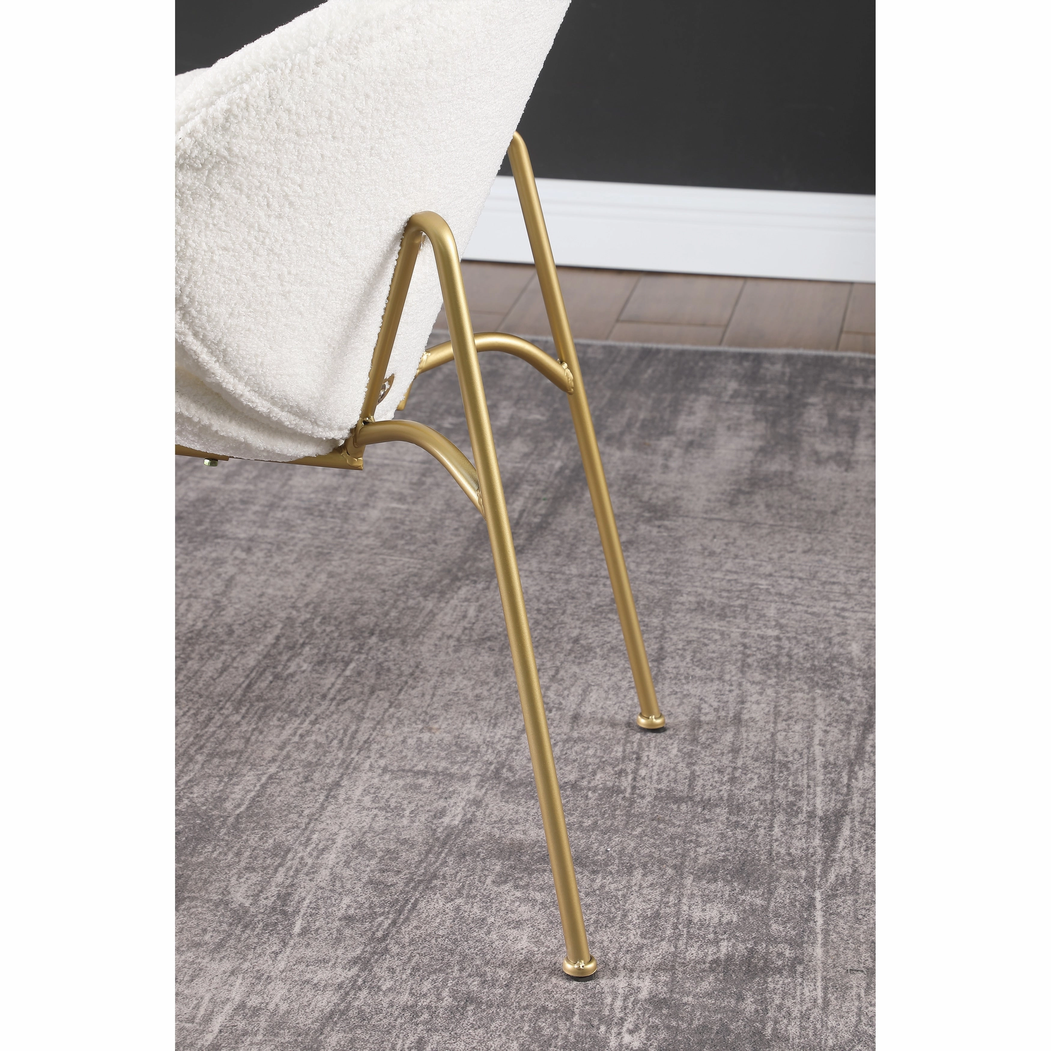 Modern Velvet Upholstered Chair. Ergonomic Design for Comfort and Style in Any Setting.