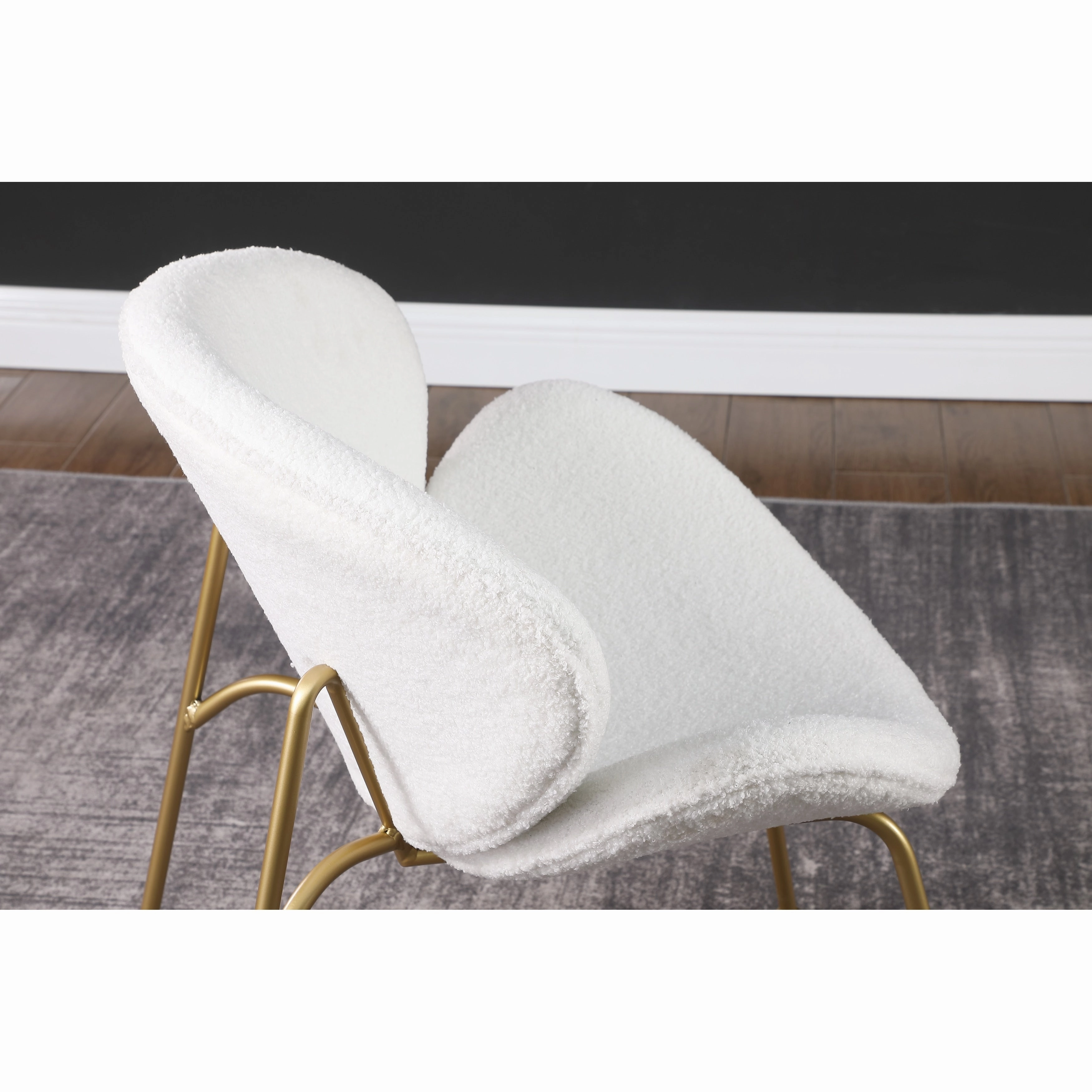 Modern Velvet Upholstered Chair. Ergonomic Design for Comfort and Style in Any Setting.